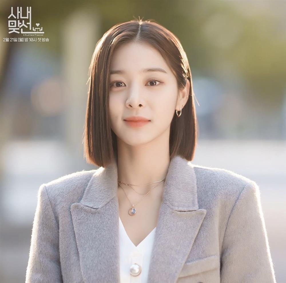 Nữ phụ Hẹn Hò Chốn Công Sở lên phim sang chảnh, ngoài đời nhí nhảnh-1