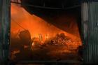 Cháy dữ dội nhà xưởng ở Hà Nội, cột khói bốc cao hàng chục mét