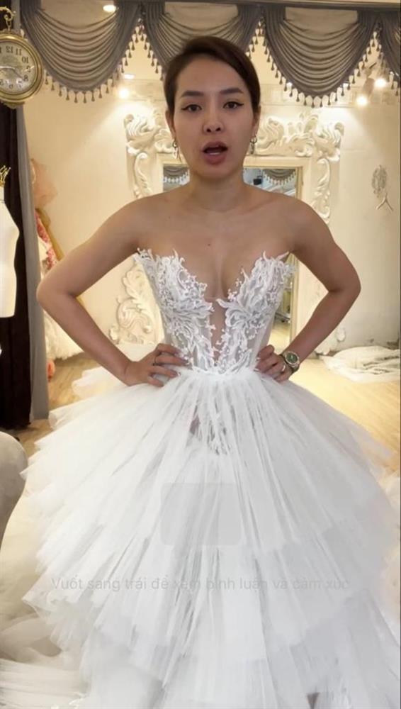 Phương Trinh Jolie để mặt mộc, lộ bụng to khi thử váy cưới lần 2-2