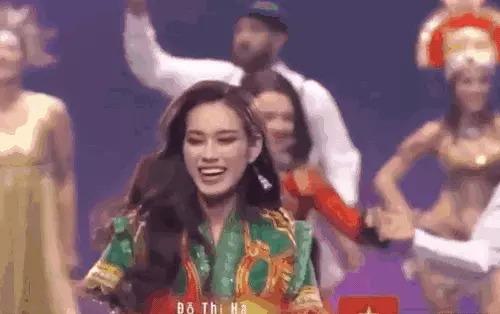 Đỗ Thị Hà và top 40 trình diễn quốc phục mở màn chung kết-2