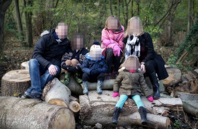 Người đàn ông thành đạt bị vợ bỏ để theo đuôi trai trẻ đáng tuổi con-1