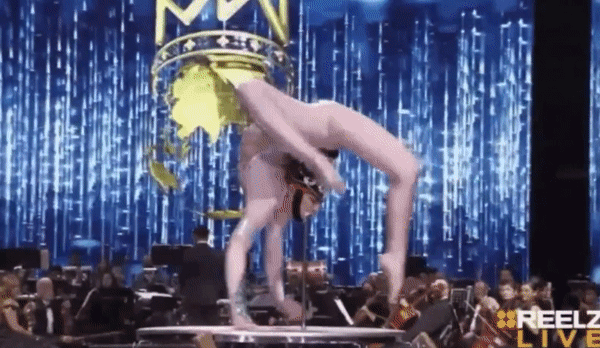 Miss Mông Cổ ngã gập người trên sân khấu chung kết Miss World-2