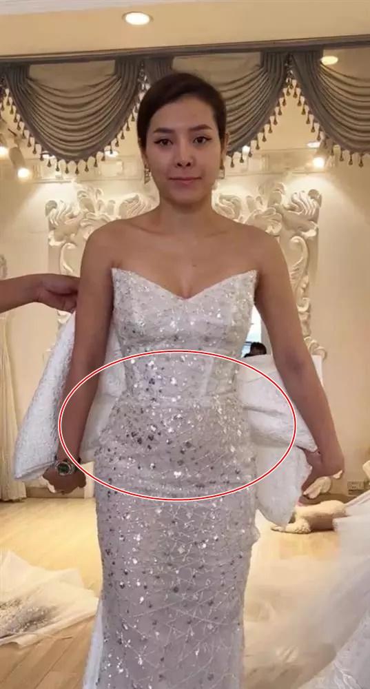 Phuong Trinh Jolie exposes her rough thighs, short legs, and big belly when taking wedding photos-8