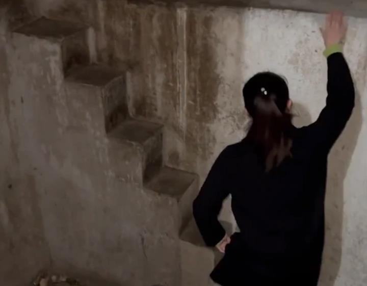 Going to see the inn, the girl fainted when she saw the stairs-1