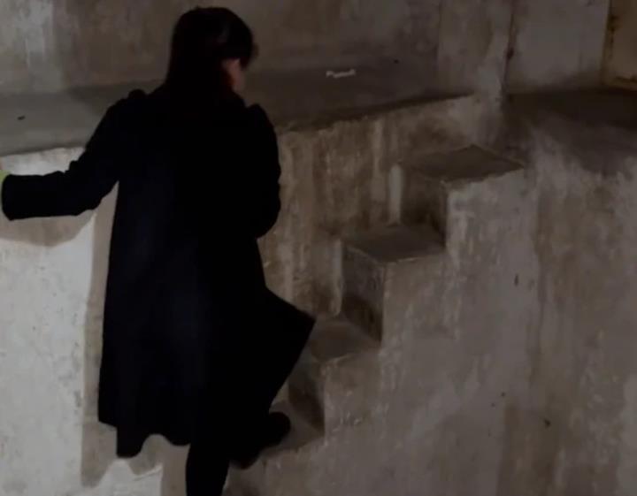 Going to see the inn, the girl fainted when she saw the stairs-2