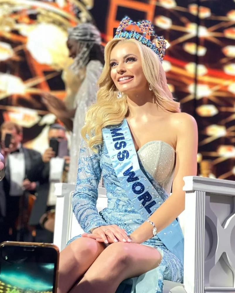 Miss World 2021 bị đạp bung váy trong giây phút đăng quang-1