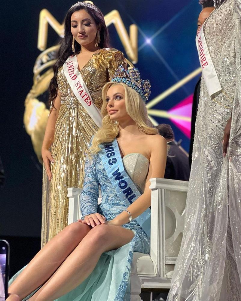 Miss World 2021 bị đạp bung váy trong giây phút đăng quang-3