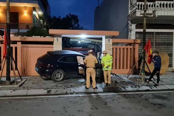 Nửa đêm, xe sang Porsche lao kinh hoàng, húc bay cổng nhà dân-1