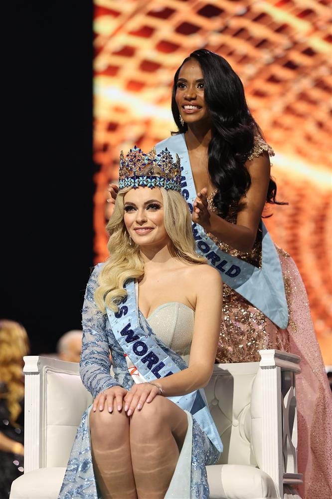 Miss World 2021 bị đạp bung váy trong giây phút đăng quang-2