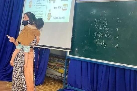 Cô giáo vừa bế con vừa giảng bài, hiệu trưởng: 'Chúng tôi khá ái ngại'