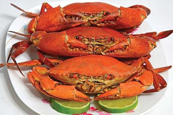 Who should limit eating crabs to avoid food allergies, anaphylaxis?