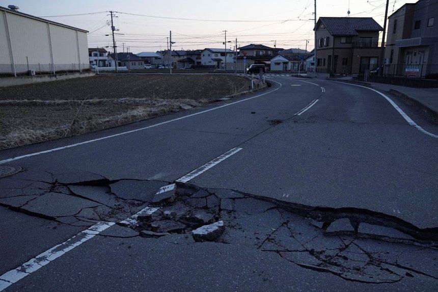 Một con đường bị nứt vỡ tại thành phố Soma, tỉnh Fukushima. Vùng biển tỉnh Fukushima và tỉnh Miyagi là nơi trực tiếp bị ảnh hưởng. Một cảnh báo sóng thần đã được đưa ra, nhưng được gỡ bỏ vào sáng 17/3 sau khi các cơn sóng thần cao 30 cm ập vào bờ.