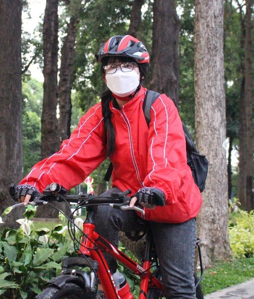Xăng tăng phi mã chưa có điểm dừng, cô gái 9x đạp luôn 10km đi làm-1