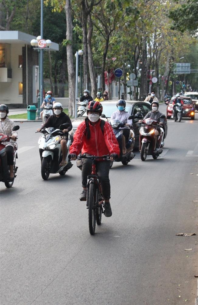 Xăng tăng phi mã chưa có điểm dừng, cô gái 9x đạp luôn 10km đi làm-2