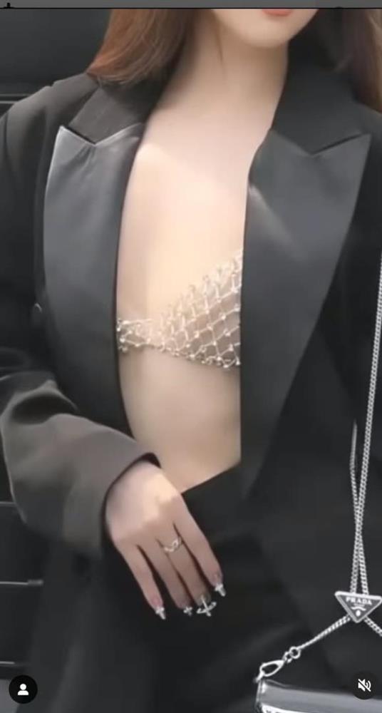 Diện nội y lưới: Ngọc Trinh lộ dán ngực - Hailey Bieber cực sang-6