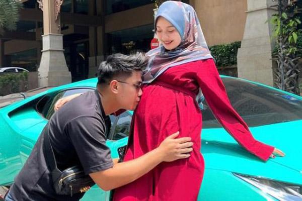 Taking care of his pregnant wife, her husband was given a Lamborghini in Malaysia