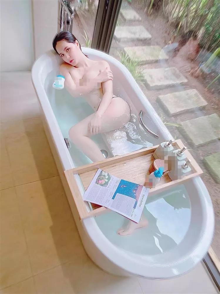 Nữ đại gia quận 7 gây sốt show ảnh cởi sạch trong bồn tắm-2
