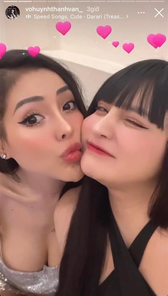 Ngân 98 lần đầu đọ ngực khủng cùng Thúy Vi, visual na ná nhau?-6