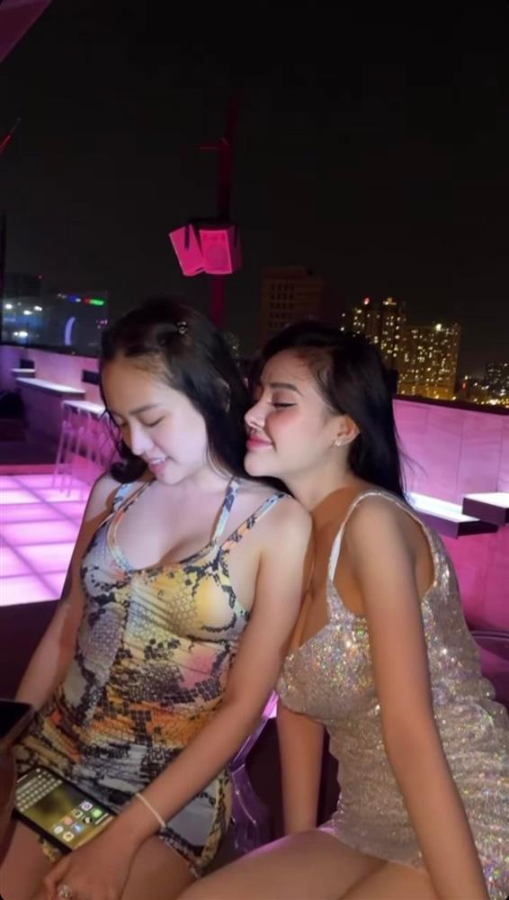 Ngân 98 lần đầu đọ ngực khủng cùng Thúy Vi, visual na ná nhau?-1