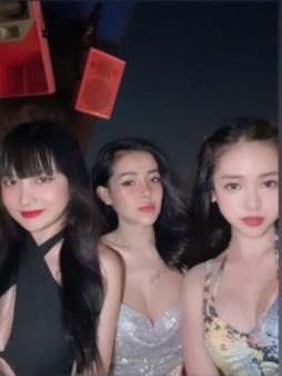 Ngân 98 lần đầu đọ ngực khủng cùng Thúy Vi, visual na ná nhau?-5