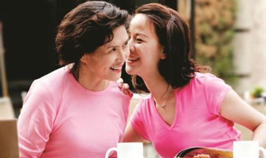 Con dâu khỏi Covid, hảo mẹ chồng mở tiệc rủ sang uống rượu-2