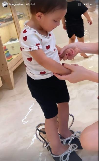 Hà Hồ cho con gái 1 tuổi đi giày cao gót 30 triệu, con trai đội mũ hàng hiệu-1