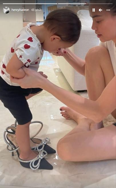 Hà Hồ cho con gái 1 tuổi đi giày cao gót 30 triệu, con trai đội mũ hàng hiệu-2