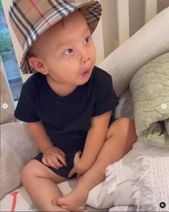 Hà Hồ cho con gái 1 tuổi đi giày cao gót 30 triệu, con trai đội mũ hàng hiệu-4