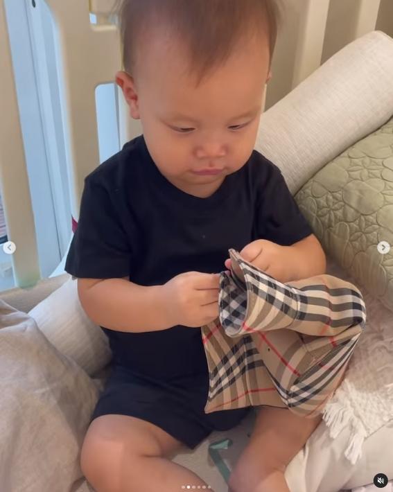 Hà Hồ cho con gái 1 tuổi đi giày cao gót 30 triệu, con trai đội mũ hàng hiệu-5