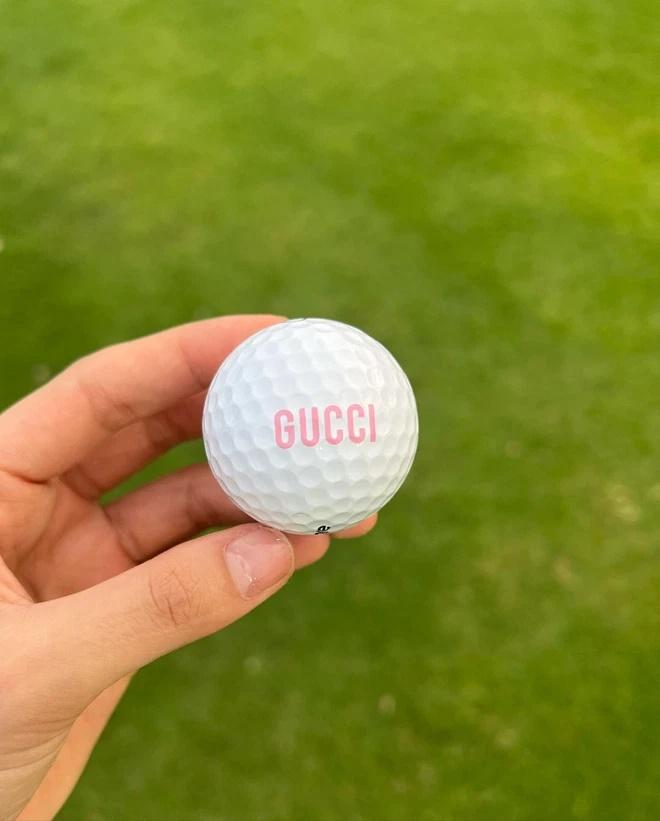 Ngoài đầu tư đồ hiệu chơi golf, Hiền Hồ còn sắm cả bóng xa xỉ-3