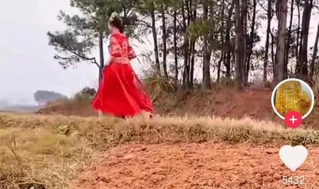 The bride jogs 5km to the groom's house, the reason everyone is sad-1