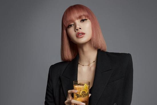 BLACKPINK Lisa có nguy cơ bị phạt nặng vì quảng cáo rượu?