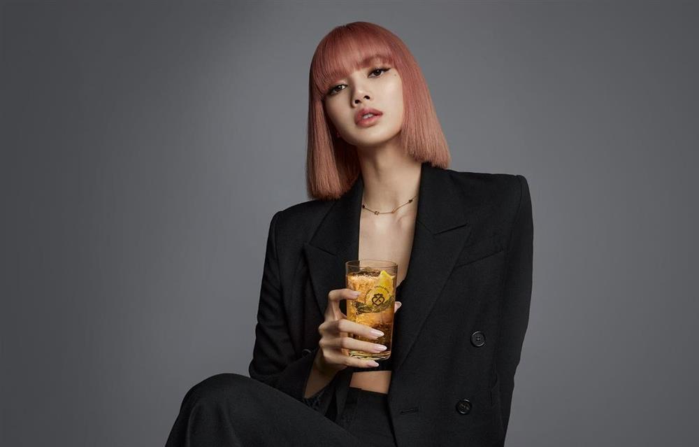 BLACKPINK Lisa có nguy cơ bị phạt nặng vì quảng cáo rượu?-1