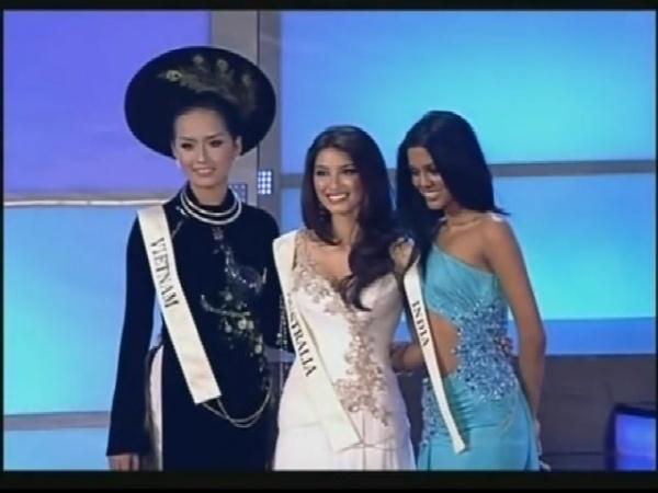 Cùng váy đen sì ở Miss World, Đỗ Hà chưa nhọ bằng Mai Phương Thúy-3