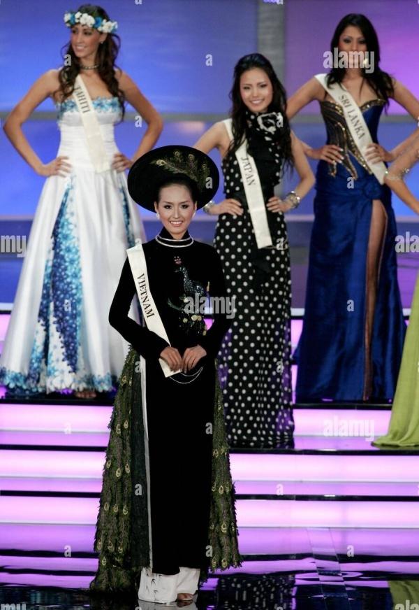 Cùng váy đen sì ở Miss World, Đỗ Hà chưa nhọ bằng Mai Phương Thúy-5
