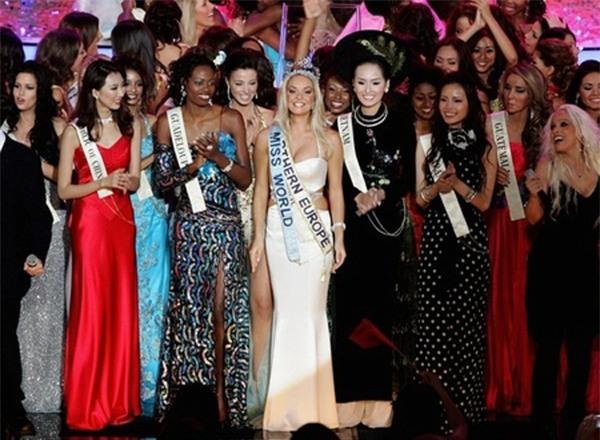 Cùng váy đen sì ở Miss World, Đỗ Hà chưa nhọ bằng Mai Phương Thúy-6