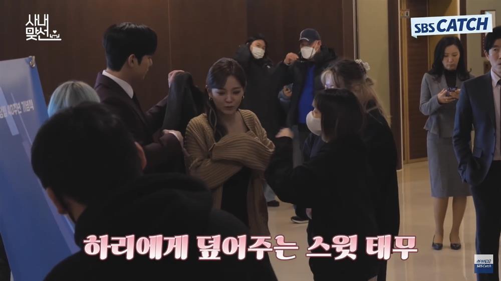 Ahn Hyo Seop chăm sóc Kim Se Jeong ngoài đời chẳng kém trong phim-7