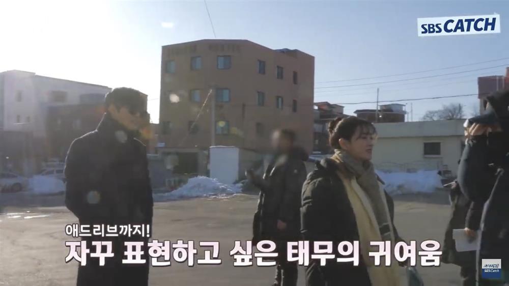 Ahn Hyo Seop chăm sóc Kim Se Jeong ngoài đời chẳng kém trong phim-12