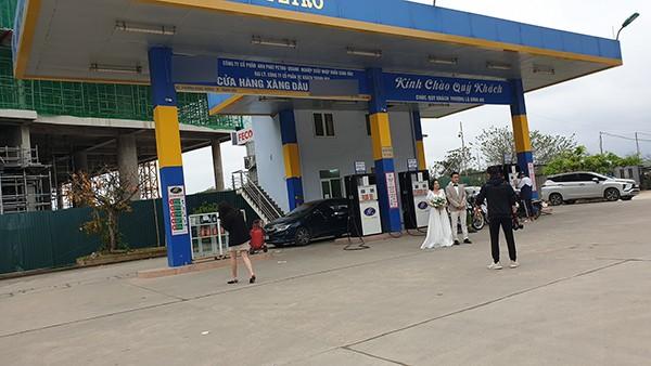 Thanh Hoa couple's wedding photos at the gas station are full of wealth-1