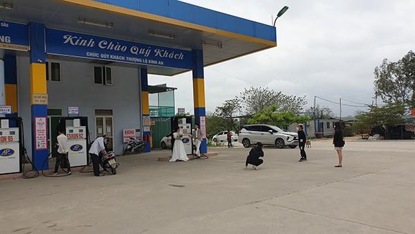 Thanh Hoa couple's wedding photos at the gas station are full of wealth-3