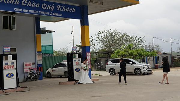 Thanh Hoa couple's wedding photos at the gas station are full of wealth-4