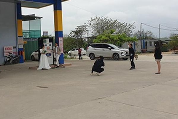 Wedding photos at the gas station of Thanh Hoa couple
