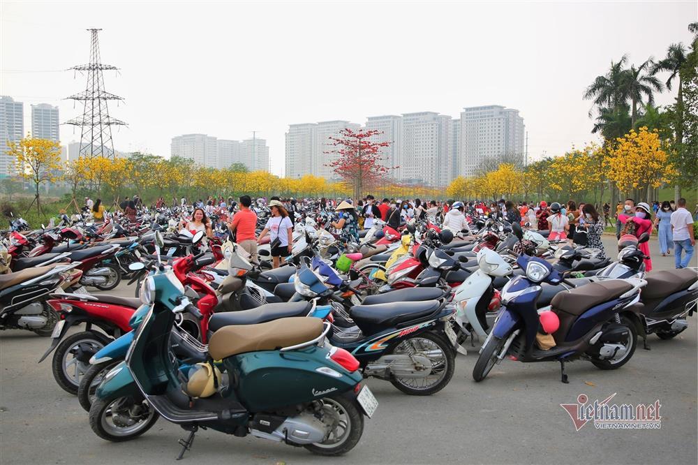 ‘Biển người’ đổ về tạo dáng bên hàng hoa phong linh đẹp ngất ngây ở Hà Nội-1