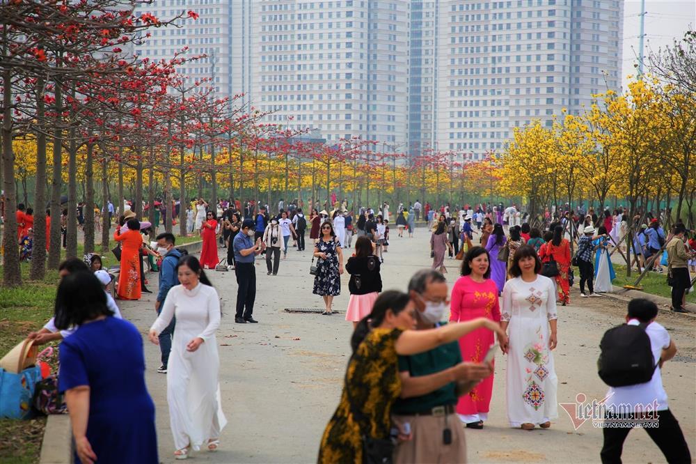 ‘Biển người’ đổ về tạo dáng bên hàng hoa phong linh đẹp ngất ngây ở Hà Nội-4