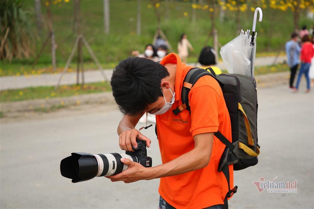 ‘Biển người’ đổ về tạo dáng bên hàng hoa phong linh đẹp ngất ngây ở Hà Nội-8