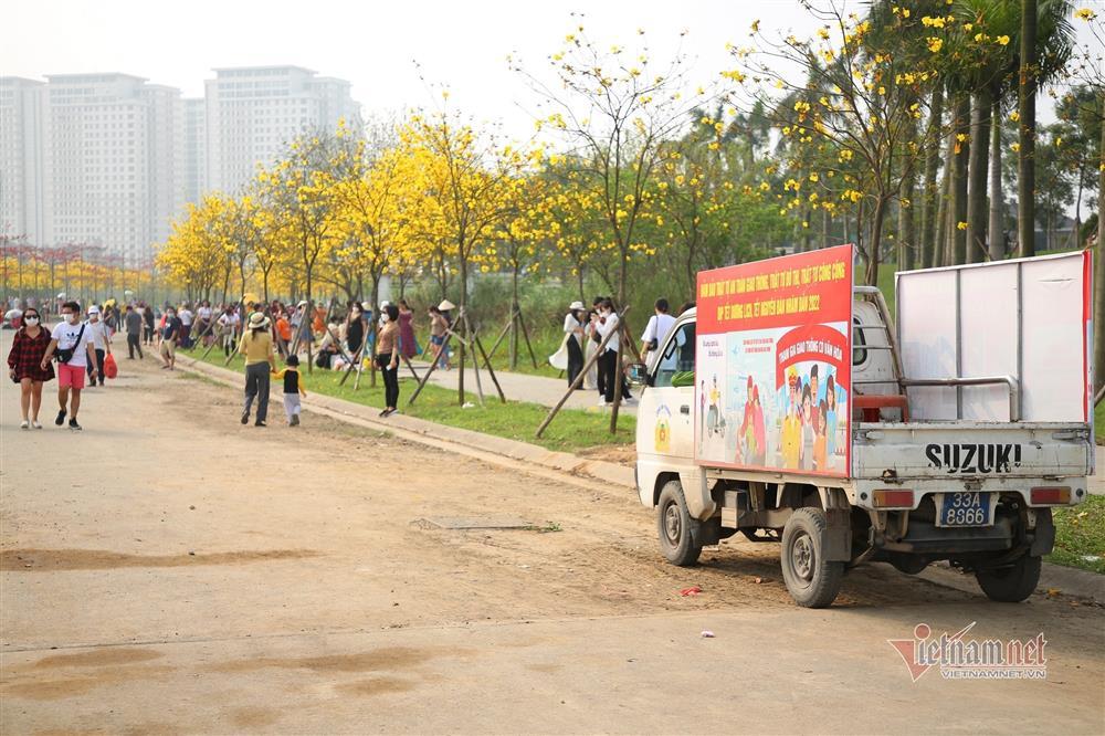 ‘Biển người’ đổ về tạo dáng bên hàng hoa phong linh đẹp ngất ngây ở Hà Nội-11