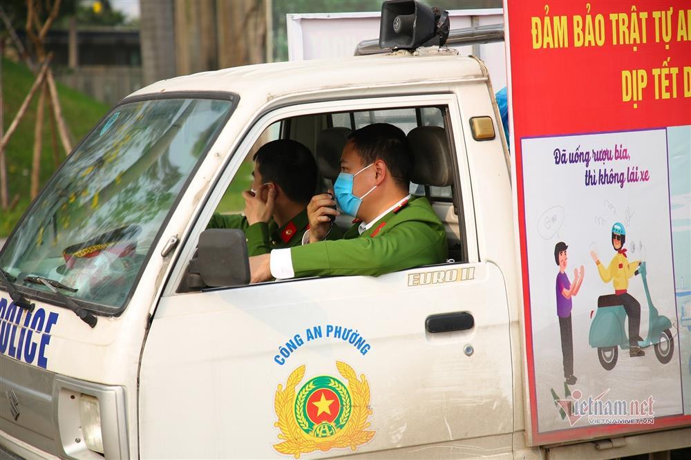 ‘Biển người’ đổ về tạo dáng bên hàng hoa phong linh đẹp ngất ngây ở Hà Nội-12