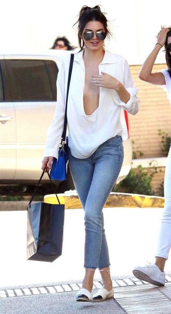 Kendall Jenner mặc được chiếc áo này chứng tỏ giỏi rồi, ghê gớm rồi!-4