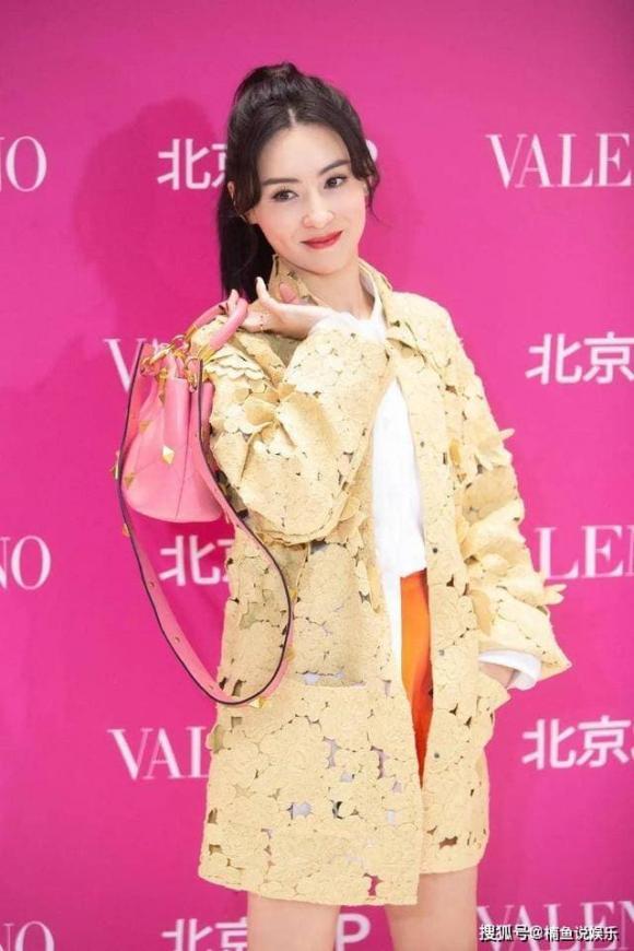 Trương Bá Chi đi giày 35 triệu, bắp chân nhô ra người người chỉ trỏ-4