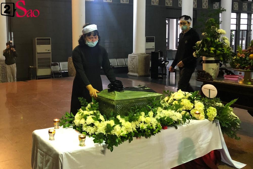 Khánh Linh òa khóc nức nở tại tang lễ nhạc sĩ Ngọc Châu-6